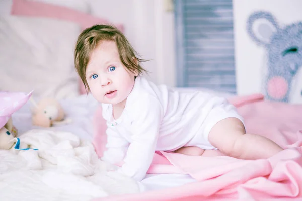 Jolie Fille Bébé Corps Blanc Sur Princesse Rose Maison — Photo