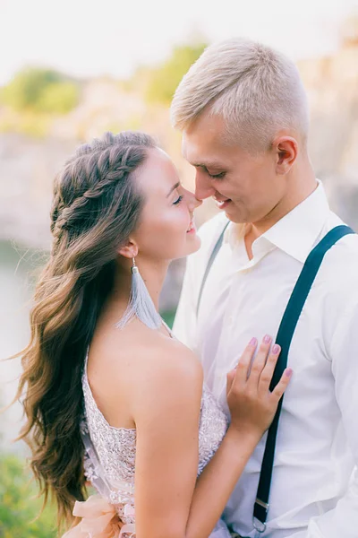 Eleganti Sposi Ricci All Aperto Sullo Sfondo Lago Sposo Sposa — Foto Stock