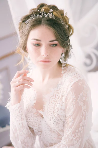 美丽的新娘肖像 新娘的早晨 婚礼的早晨 有锥形和金发的新娘 脆弱的新娘白色花边睡衣 — 图库照片