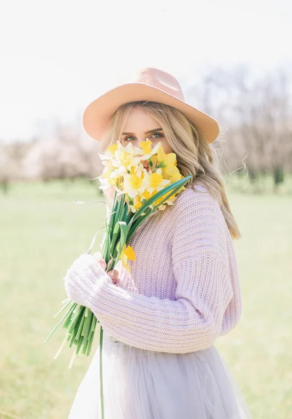 Een Mooie Blonde Meisje Een Hoed Een Weelderige Lange Rok — Stockfoto