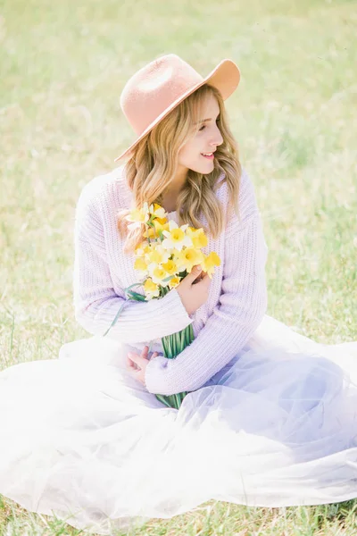 Una Giovane Bella Ragazza Bionda Con Cappello Una Gonna Lunga — Foto Stock