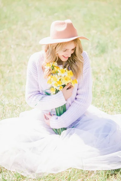 Una Giovane Bella Ragazza Bionda Con Cappello Una Gonna Lunga — Foto Stock