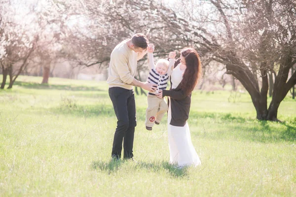 Vanhemmat Lapset Kevätpuutarhassa Äiti Isä Vauva — kuvapankkivalokuva
