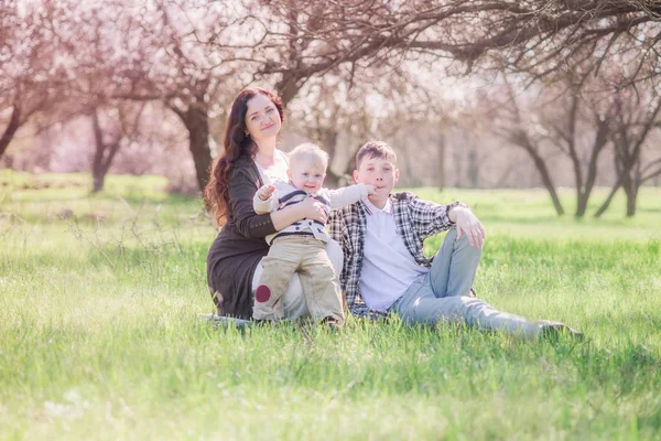 Joven Madre Con Sus Hijos Parque Primavera —  Fotos de Stock