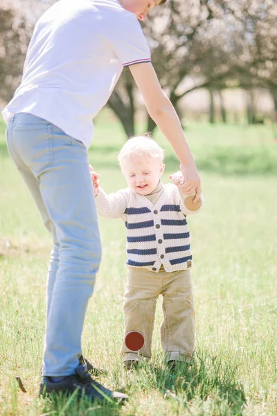 Hermano Mayor Juega Con Hermano Menor Niño Parque Primavera — Foto de Stock