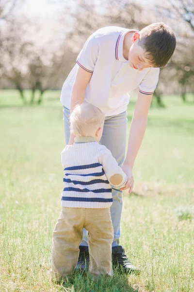 Hermano Mayor Juega Con Hermano Menor Niño Parque Primavera — Foto de Stock