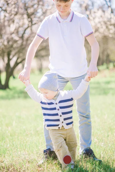 Hermano Mayor Juega Con Hermano Menor Niño Parque Primavera — Foto de Stock