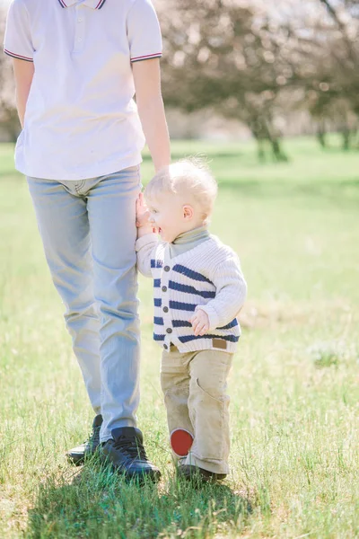 Hermano Mayor Juega Con Hermano Menor Niño Parque Primavera — Foto de Stock