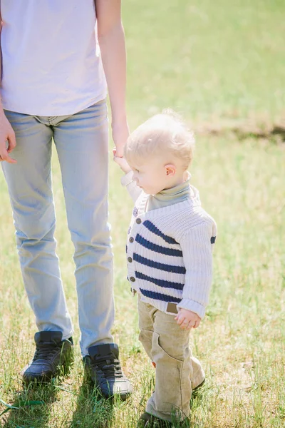 Hermano Mayor Juega Con Hermano Menor Niño Parque Primavera — Foto de Stock