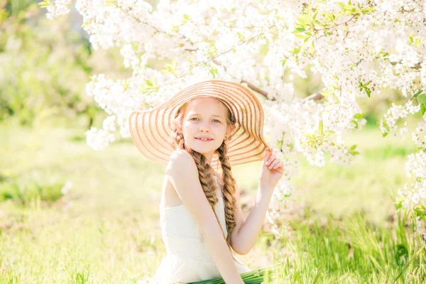Мила Мрійлива Дівчинка Малюк Ходить Квітучому Весняному Саду Солодка Дівчина — стокове фото