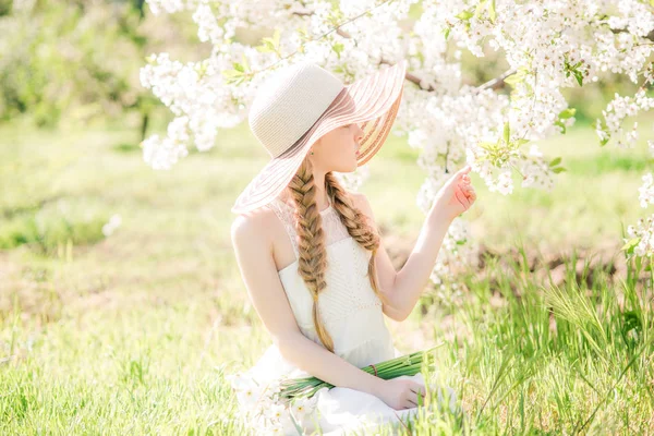 Draguta Fata Copil Copil Vis Mers Jos Grădina Primăvară Înfloritoare — Fotografie, imagine de stoc