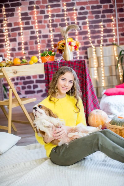 Schattig Tienermeisje Met Blond Krullend Haar Een Studio Met Herfstversieringen — Stockfoto