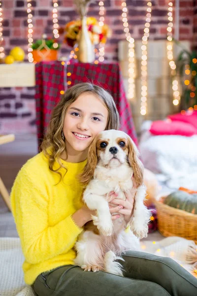 Schattig Tienermeisje Met Blond Krullend Haar Een Studio Met Herfstversieringen — Stockfoto