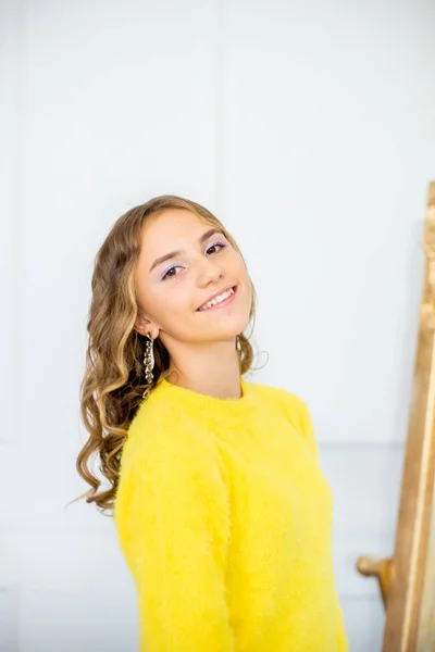 Carino Adolescente Ragazza Con Capelli Biondi Ricci Maglione Giallo Posa — Foto Stock