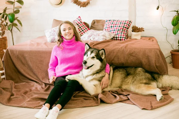 Cute Nastolatka Blond Kręcone Włosy Domu Łóżku Poddaszu Dużym Malamute — Zdjęcie stockowe