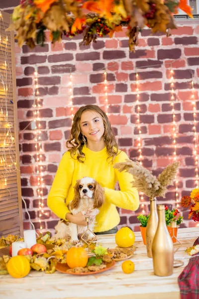 Nettes Teenager Mädchen Mit Blonden Locken Einem Atelier Mit Herbstlichen — Stockfoto