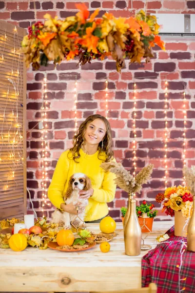 Nettes Teenager Mädchen Mit Blonden Locken Einem Atelier Mit Herbstlichen — Stockfoto