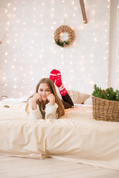 Niedlichen Teenager Mädchen Hat Spaß Hause Einem Hellen Loft Auf — Stockfoto