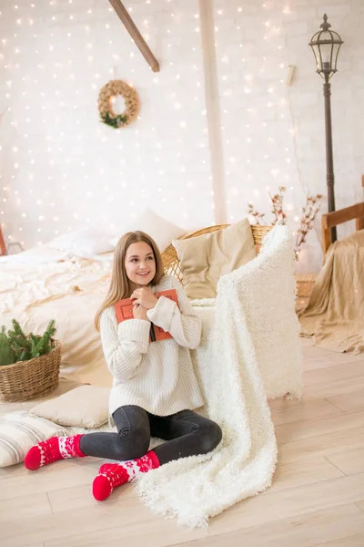 Menina Adolescente Bonito Está Lendo Livro Chão Sótão Leve Decorado — Fotografia de Stock