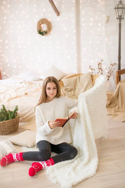 Menina Adolescente Bonito Está Lendo Livro Chão Sótão Leve Decorado — Fotografia de Stock