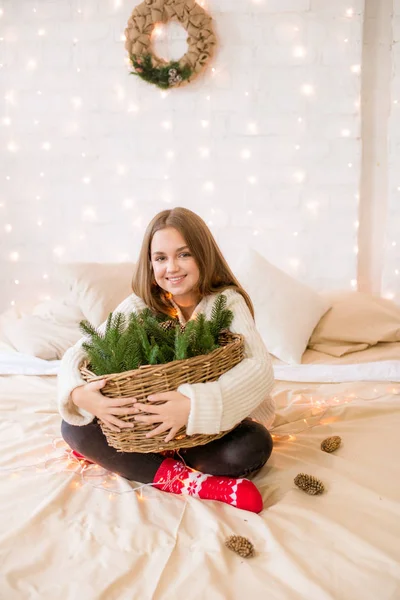 Linda Adolescente Divierte Casa Loft Luz Cama Decorado Para Navidad —  Fotos de Stock