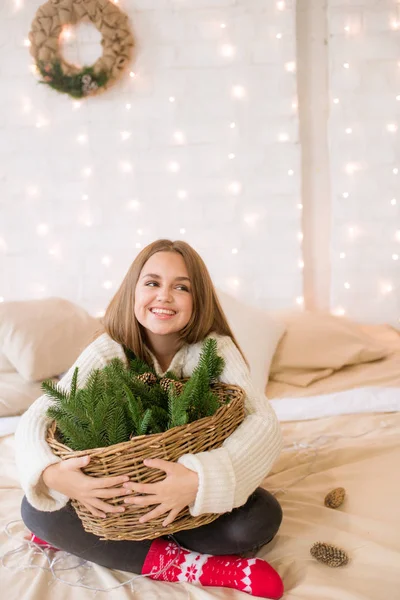 Linda Adolescente Divierte Casa Loft Luz Cama Decorado Para Navidad —  Fotos de Stock