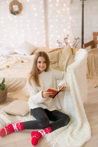 Menina Adolescente Bonito Está Lendo Livro Chão Sótão Leve Decorado — Fotografia de Stock