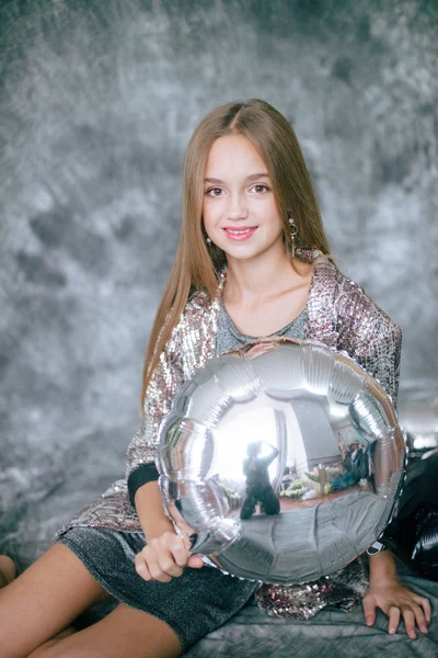 Rapariga Atraente Com Cabelo Loiro Maquiagem Noite Vestido Prata Balões — Fotografia de Stock