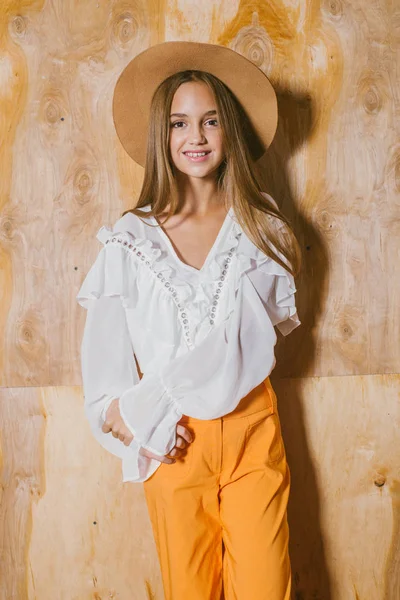 Ελκυστική Νεαρή Κοπέλα Ξανθά Μαλλιά Και Βραδινό Μακιγιάζ Ρετρό Φουντωτό — Φωτογραφία Αρχείου