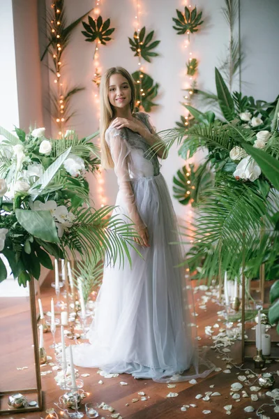 금발에 화장을 매력적 소녀가 과하얀 장미와 사이에서 로맨틱 드레스를 아름다움 — 스톡 사진