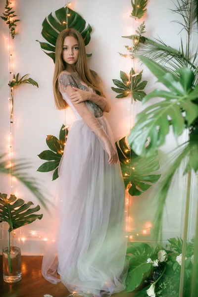 금발에 화장을 매력적 소녀가 과하얀 장미와 사이에서 로맨틱 드레스를 아름다움 — 스톡 사진
