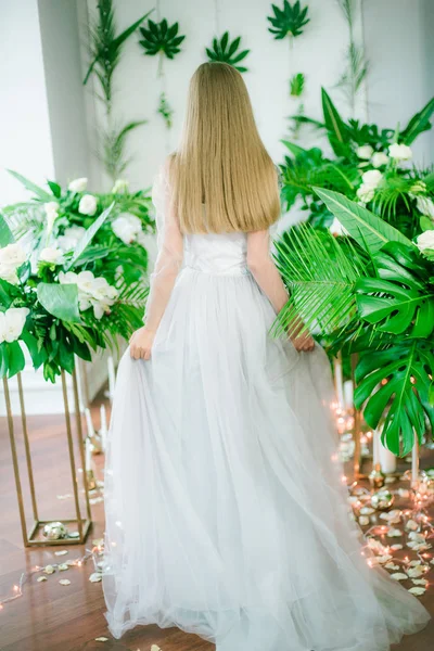 Menina Atraente Com Cabelo Loiro Maquiagem Noite Vestido Romântico Entre — Fotografia de Stock