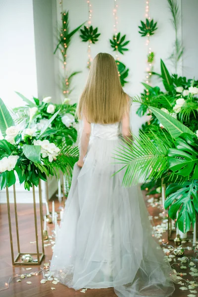 Menina Atraente Com Cabelo Loiro Maquiagem Noite Vestido Romântico Entre — Fotografia de Stock