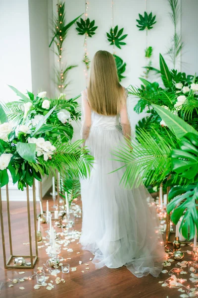 Menina Atraente Com Cabelo Loiro Maquiagem Noite Vestido Romântico Entre — Fotografia de Stock