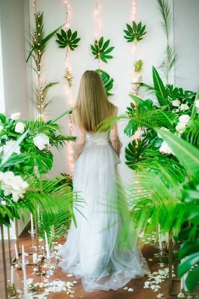 Menina Atraente Com Cabelo Loiro Maquiagem Noite Vestido Romântico Entre — Fotografia de Stock