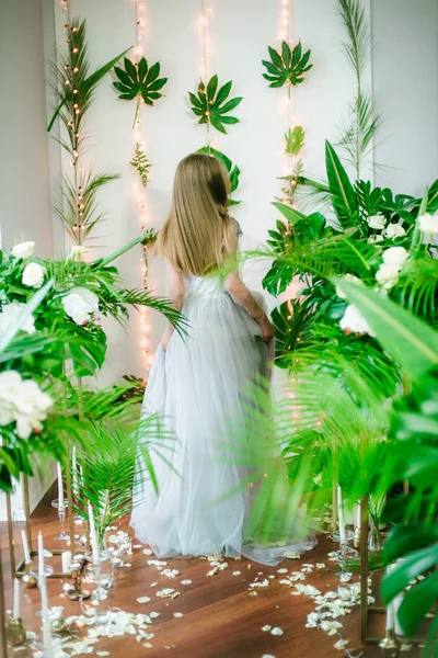 Menina Atraente Com Cabelo Loiro Maquiagem Noite Vestido Romântico Entre — Fotografia de Stock