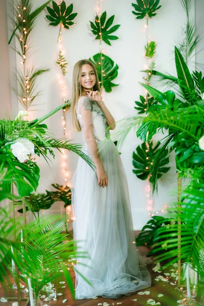 Attractive Young Girl Blond Hair Evening Make Romantic Dress Tropical — ストック写真