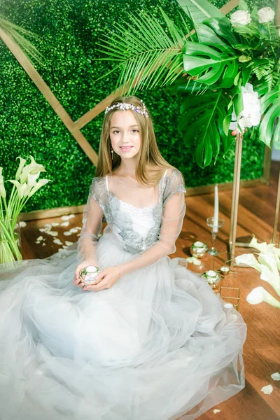 Fata Tânără Atractivă Păr Blond Machiaj Seară Într Rochie Romantică — Fotografie, imagine de stoc
