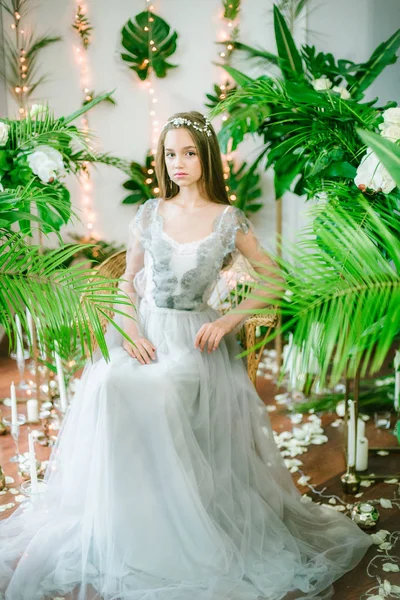 迷人的年轻姑娘 金发碧眼 穿着浪漫的衣服 穿着热带绿色和白色的兰花 玫瑰和百合花 美与时尚 — 图库照片