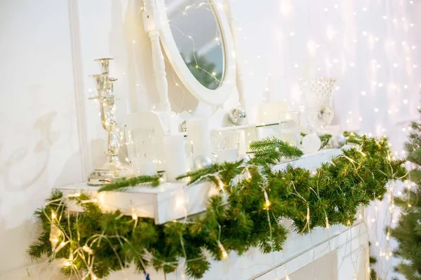明亮的经典工作室 圣诞树 白色壁炉装饰着花环 针头和礼物 2020年新年 圣诞气氛 — 图库照片