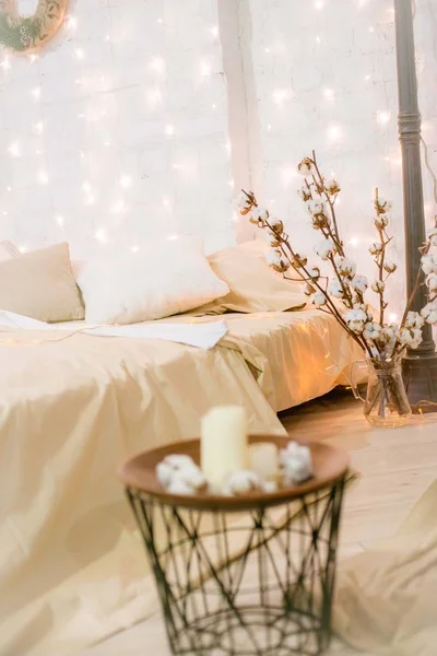 Светлая Спальня Большой Светлой Кроватью Мансарде Украшенной Гирляндами Корзинами Иглами — стоковое фото