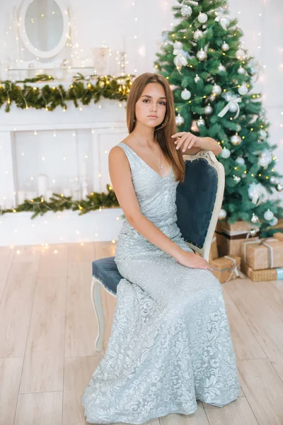 금발의 매력적 소녀가 크리스마스 드레스와 스튜디오에 벽난로를 화장을 2020 — 스톡 사진