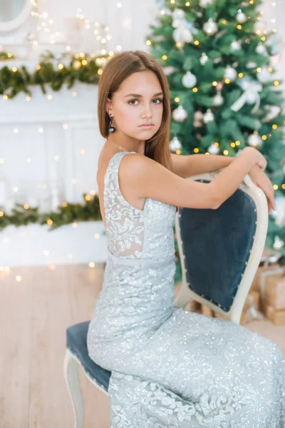 Rapariga Atraente Com Cabelo Loiro Maquiagem Noite Vestido Noite Vestido — Fotografia de Stock