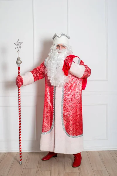 Santa Claus Traje Rojo Clásico Con Una Barba Blanca Personal —  Fotos de Stock