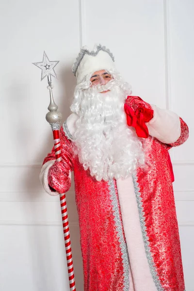 Papai Noel Terno Vermelho Clássico Com Barba Branca Uma Equipe — Fotografia de Stock