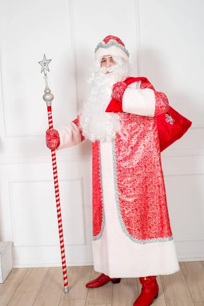 Święty Mikołaj Klasycznym Czerwonym Garniturze Białą Brodą Laską Białym Tle — Zdjęcie stockowe