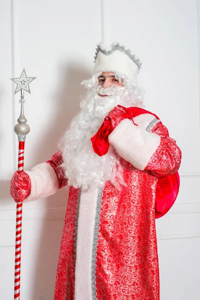 Papai Noel Terno Vermelho Clássico Com Barba Branca Uma Equipe — Fotografia de Stock