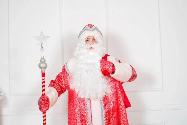 Papai Noel Terno Vermelho Clássico Com Barba Branca Uma Equipe — Fotografia de Stock