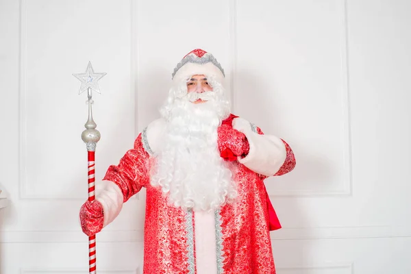 Święty Mikołaj Klasycznym Czerwonym Garniturze Białą Brodą Laską Białym Tle — Zdjęcie stockowe