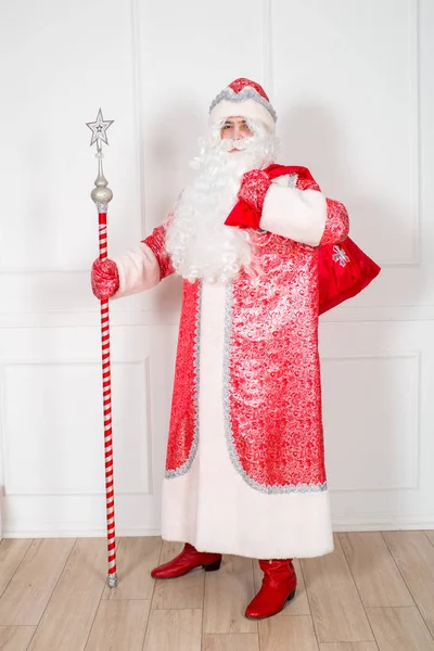 Papai Noel Terno Vermelho Clássico Com Barba Branca Uma Equipe — Fotografia de Stock